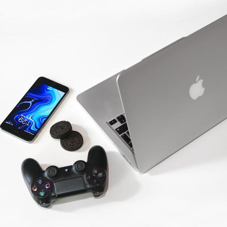 Mediensucht ein häufiges Phänomen bei Kindern und Jugendlichen | Therapeutische Hilfe bei der Praxis Rauschmaier bei Göppingen Ein Laptop, ein Smartphone, ein Spielcontroller und Oreo-Kekse auf einem Tisch.